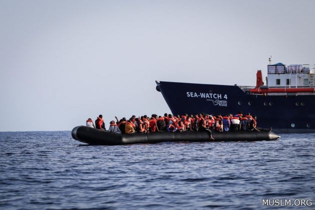 سفينة مصرية تنقذ 76 مهاجرا على متن قارب في البحر خلال رحلتها إلى إيطاليا