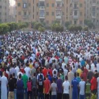 المصريون يؤدون صلاة العيد والأمن يعزز تواجده في الساحات