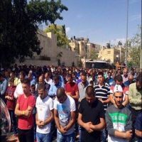 شباب القدس يصلون في الشوارع خارج الأقصى بعد منعهم من دخوله