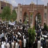 طلاب جامعة صنعاء يهددون بالتصعيد إذا لم يرحل الحوثيون