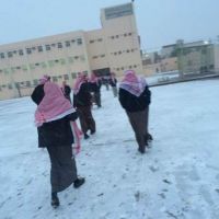 شاهد.. الثلوج الكثيفة تُفاجئ طلابا سعوديين داخل مدارسهم