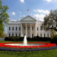 رجل يتسلق حاجزًا خارج البيت الأبيض